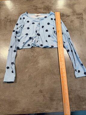 Kensie Girl Light Blue Daisy-Print Ribbed Button-Front Crop Top